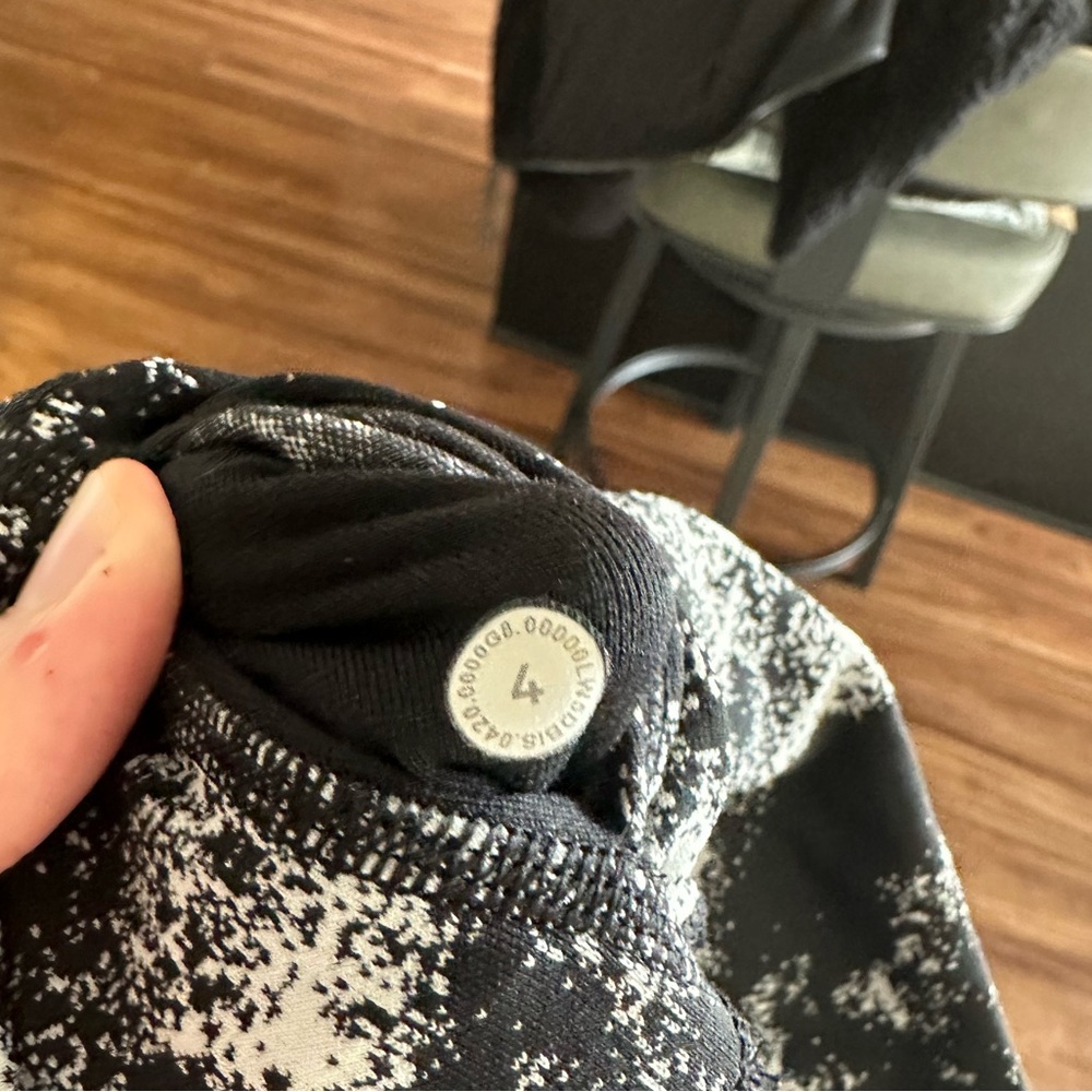 EUC Lululemon Wunder Under High-rise Aerify Jacquard Black Alpine White 25" - Picture 8 of 8